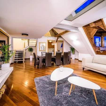 Triplex Kings In Old Town * Praha