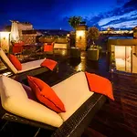 Triplex Kings In Old Town شقة