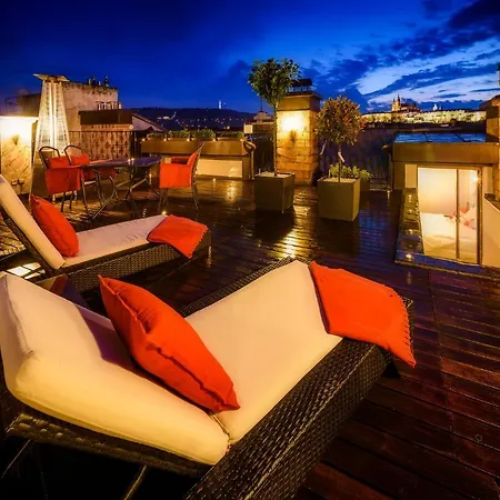 Triplex Kings In Old Town Apartment