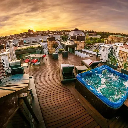 Triplex Kings In Old Town Apartment *