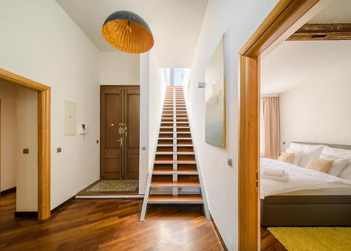 Triplex Kings In Old Town Apartment