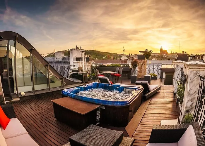Triplex Kings In Old Town Apartment *