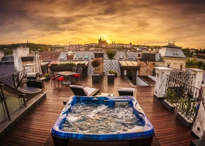 Triplex Kings In Old Town Apartment *