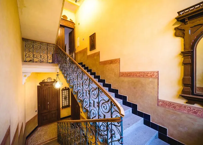 Triplex Kings In Old Town Apartment *