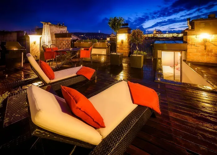 Triplex Kings In Old Town Apartment